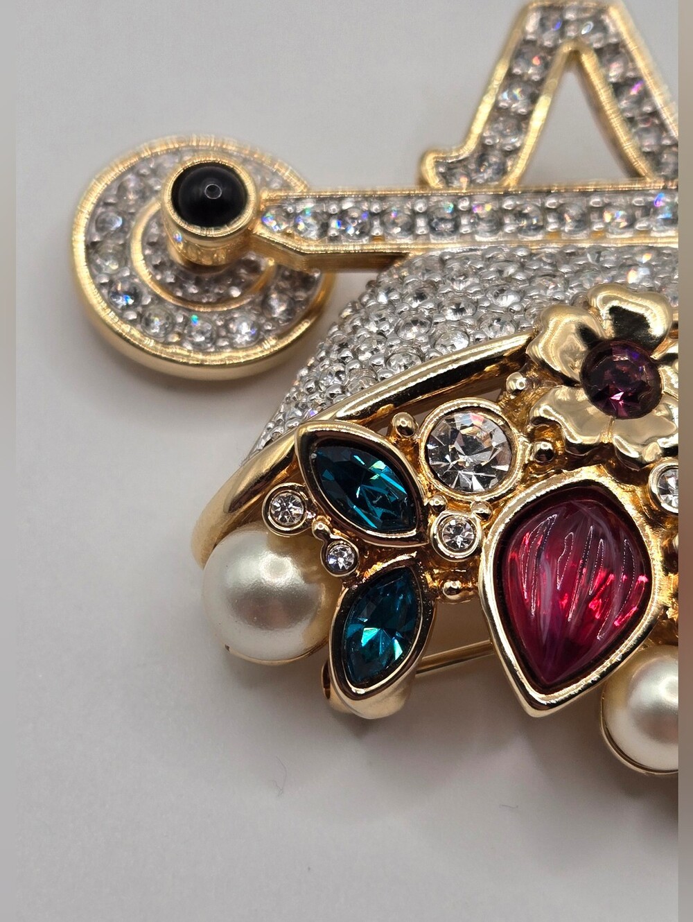 Swarovski Crystal Garden Wheelbarrow Brooch – Retired 1999 SCS – Like New - Picture 9 of 13